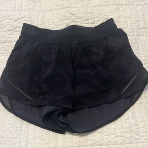 lululemon hotty hot short mid rise regular length, black camo, 2.5 inch inseam